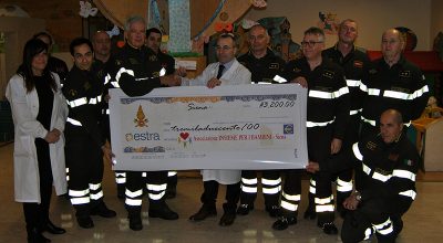 Il grande cuore dei Vigili del Fuoco di Siena: donato assegno da 3.200 euro alla UOC Pediatria dell’Azienda ospedaliero-universitaria Senese