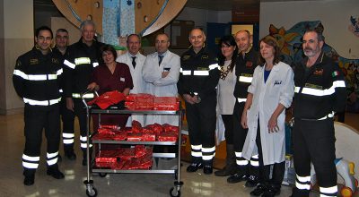 Vigili del Fuoco portano i doni della Befana ai piccoli pazienti del Dipartimento Materno-Infantile dell’Azienda ospedaliero-universitaria Senese