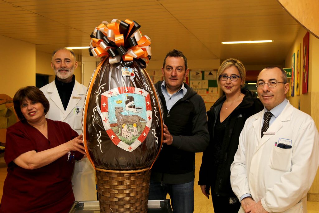 Un grande uovo di cioccolato per i bambini delle Scotte dalla Contrada della Lupa e dal barbaresco Leonardo Giorgi