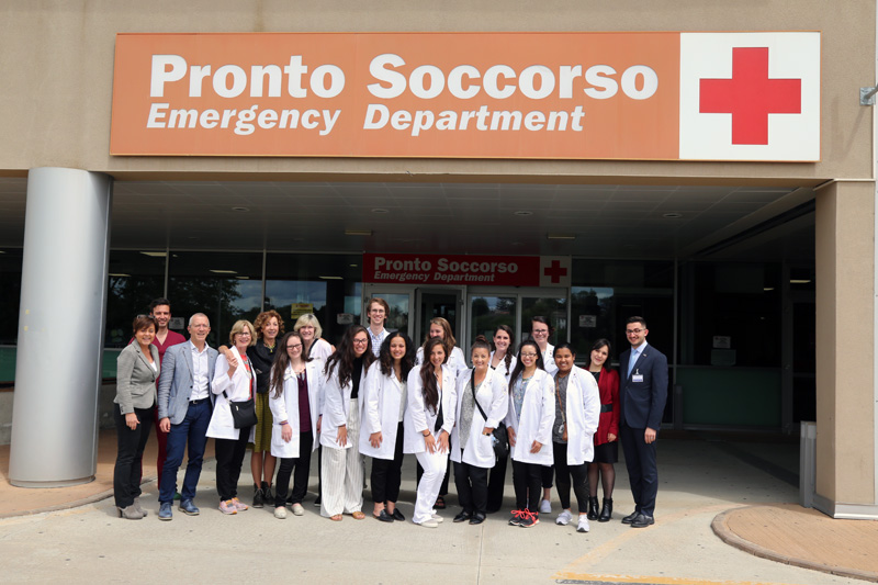 Scuola di infermieristica: 12 studenti e 2 insegnanti dagli Stati Uniti d’America si formano all’Azienda ospedaliero-universitaria Senese