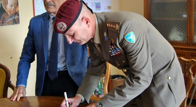 Aou Senese e Paracadutisti Folgore fanno squadra. Firmata convenzione per fronteggiare le emergenze