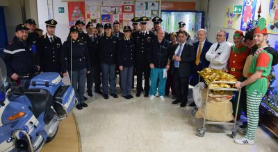 Natale alle Scotte, Arma dei Carabinieri e Polizia di Stato in visita al Dipartimento Materno-Infantile con tanti regali, giochi e allegria per i bambini ricoverati