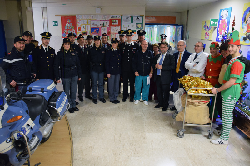 Natale alle Scotte, Arma dei Carabinieri e Polizia di Stato in visita al Dipartimento Materno-Infantile con tanti regali, giochi e allegria per i bambini ricoverati