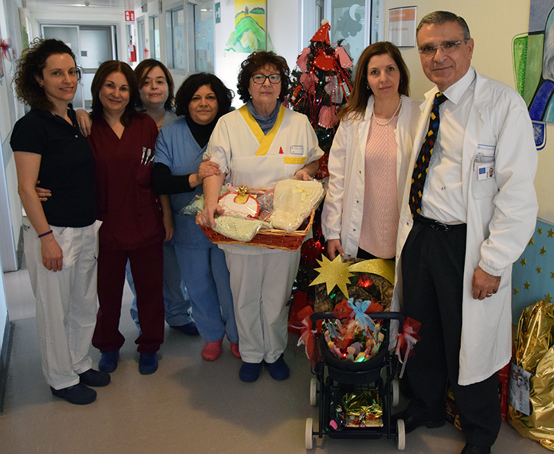 Pediatria neonatale, in dono ai piccoli pazienti del reparto le copertine ricamate a mano dalle infermiere