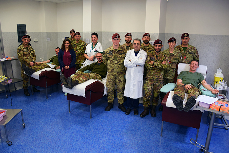 Il 186° Reggimento Paracadutisti Folgore di Siena celebra il Natale con una donazione di sangue al Centro emotrasfusionale dell’Azienda ospedaliero-universitaria Senese