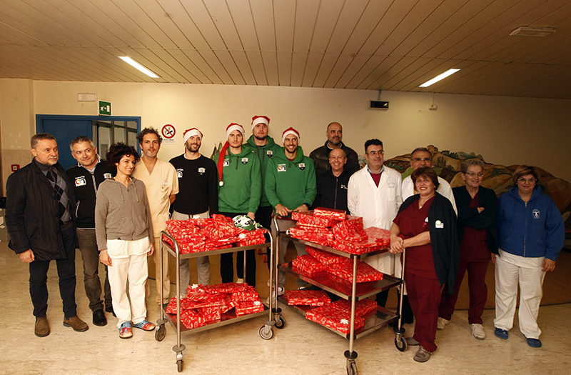 Sorpresa di Natale al policlinico Santa Maria alle Scotte, Mens Sana Basket 1871 porta i suoi doni al Dipartimento Materno-Infantile