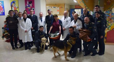La Guardia di Finanza porta doni e gadget ai piccoli pazienti del Dipartimento Materno-Infantile dell’Azienda ospedaliero-universitaria Senese