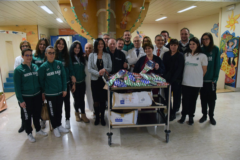 Polisportiva Mens Sana e Pam Panorama donano i regali e le calze della Befana ai bambini del Dipartimento Materno-Infantile dell’Azienza ospedaliero-universitaria Senese