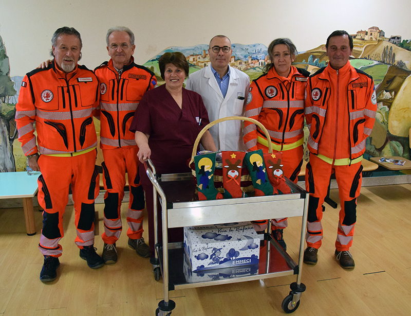Pediatria, Pubblica Assistenza di Castelnuovo Berardenga porta le calze della Befana