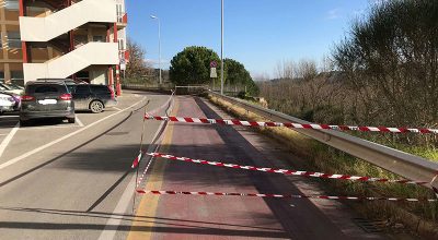 Transito parzialmente deviato su un’unica corsia interna per i mezzi ordinari in arrivo all’ospedale a causa di parziale cedimento del muro perimetrale verificatosi nella notte 