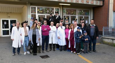 Carabinieri a cavallo in visita ai piccoli pazienti del Dipartimento Materno Infantile dell’Azienda ospedaliero-universitaria Senese