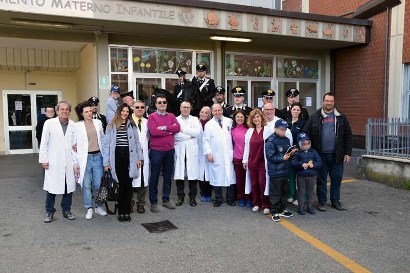 Carabinieri a cavallo in visita ai piccoli pazienti del Dipartimento Materno Infantile dell’Azienda ospedaliero-universitaria Senese