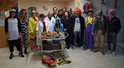 Carnevale all’Azienda ospedaliero-universitaria Senese, la Società Trieste della Nobile Contrada dell’Oca porta maschere, doni e sorrisi ai piccoli pazienti del Dipartimento Materno Infantile