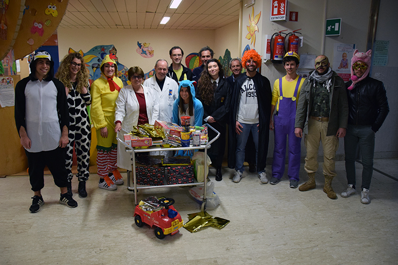 Carnevale all’Azienda ospedaliero-universitaria Senese, la Società Trieste della Nobile Contrada dell’Oca porta maschere, doni e sorrisi ai piccoli pazienti del Dipartimento Materno Infantile