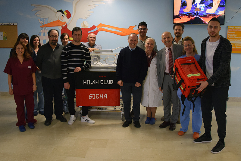 La generosità del Milan Club di Siena. Donato alla Terapia Intensiva Neonatale dell’Azienda ospedaliero-universitaria Senese uno zaino-trolley per il trasporto neonatale protetto