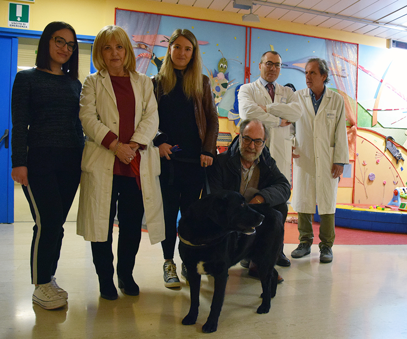 Il cane Nera allieta le ore in ospedale dei piccoli pazienti del policlinico Santa Maria alle Scotte, al via il progetto di pet therapy