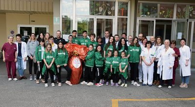 Doni e uova di Pasqua ai piccoli pazienti del Dipartimento Materno Infantile da parte di Polisportiva Mens Sana e Pam Panorama