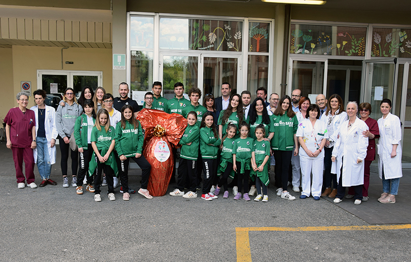 Doni e uova di Pasqua ai piccoli pazienti del Dipartimento Materno Infantile da parte di Polisportiva Mens Sana e Pam Panorama