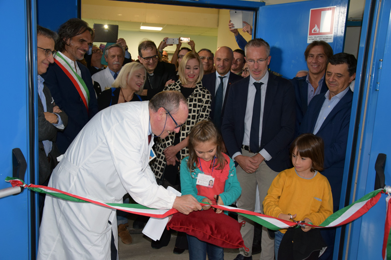 Inaugurazione_dipinti_DAI_donna_bambini_3.jpg