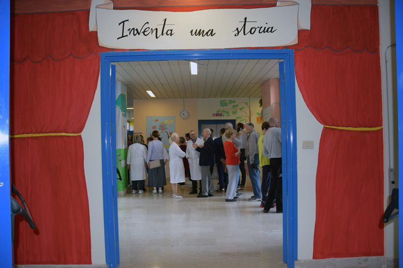 Inaugurazione_dipinti_DAI_donna_bambini_4.jpg