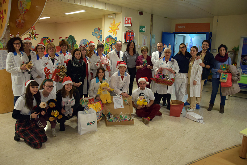 Dipartimento della Donna e dei Bambini: festa di Natale dell’AVO e doni offerti dalla scuola primaria Federigo Tozzi per i piccoli pazienti