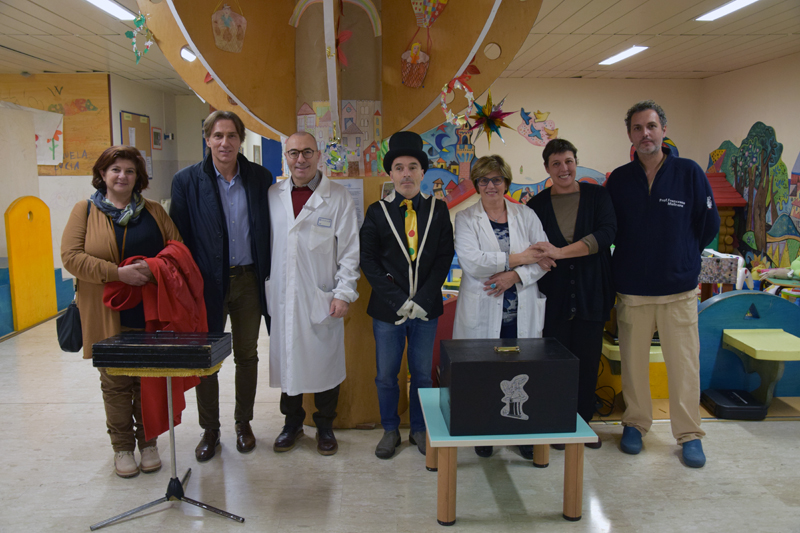 Il Mago dei Maghi e l’associazione Noi Siena rallegrano il Natale del Dipartimento della Donna e dei Bambini dell’Azienda ospedaliero-universitaria Senese