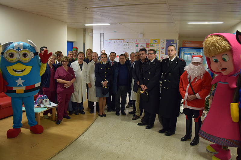 Doni e sorprese di Natale per i piccoli pazienti del policlinico Santa Maria alle Scotte grazie all’Arma dei Carabinieri e alla Polizia di Stato