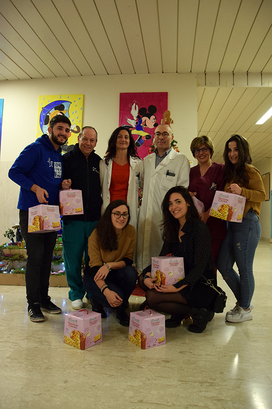 Il dolce pensiero di Natale degli studenti Erasmus di Siena, donati panettoni al  Dipartimento della Donna e dei Bambini del policlinico Santa Maria alle Scotte