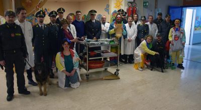Doni e gadget della Guardia di Finanza ai piccoli pazienti del Dipartimento della Donna e dei Bambini dell’Azienda ospedaliero-universitaria Senese