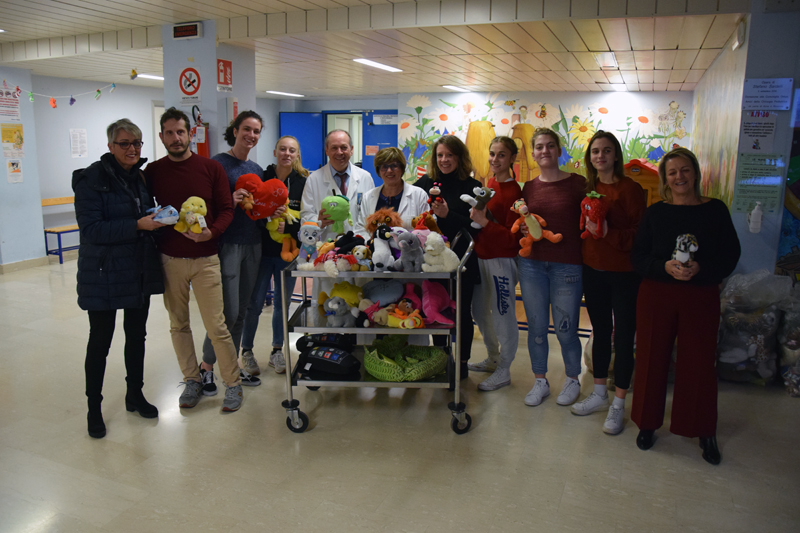 Teddy bear toss del Costone femminile, consegnati peluches al Dipartimento della Donna e dei Bambini dell’Azienda ospedaliero-universitaria Senese