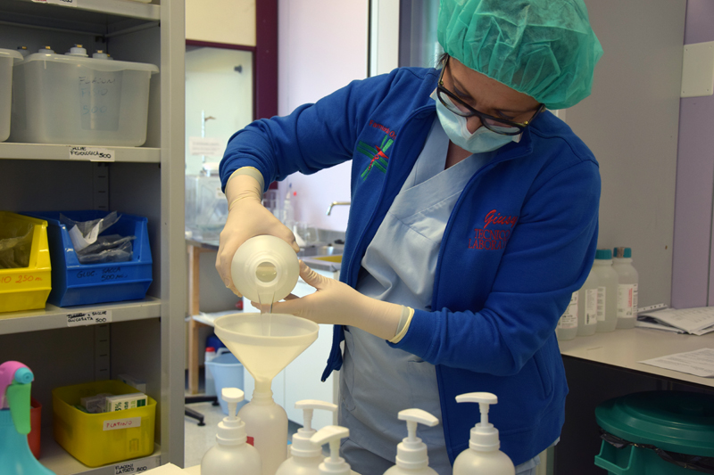 Coronavirus: la Farmacia Oncologica in prima linea per preparare il gel disinfettante mani per i reparti e per tutte le aree comuni dell’ospedale. Prodotti oltre 50 chili giorno