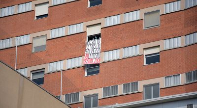 Nuova adesione dei professionisti dell’Aou Senese alla campagna di comunicazione #IoInOspedale, #TuACasa. Striscione dei professionisti della Terapia Intensiva Neurochirurgica
