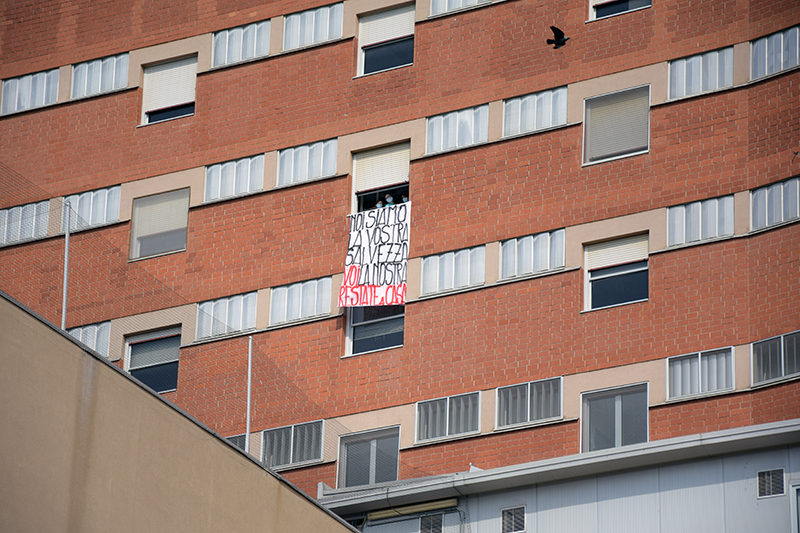 Nuova adesione dei professionisti dell’Aou Senese alla campagna di comunicazione #IoInOspedale, #TuACasa. Striscione dei professionisti della Terapia Intensiva Neurochirurgica