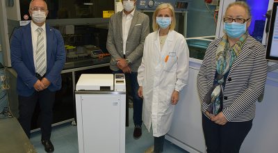 Rivali sul Campo, unite dalla solidarietà: Contrada Priora della Civetta e Contrada del Leocorno donano un’autoclave alla UOC Microbiologia e Virologia dell’Aou Senese
