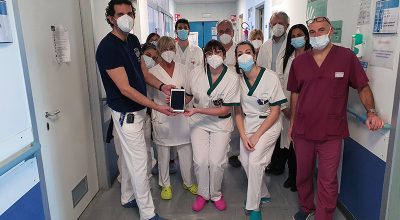 Un tablet per i pazienti della Stroke unit e della Neurologia e Neurofisiologia clinica, il dono degli infermieri e degli OSS del reparto
