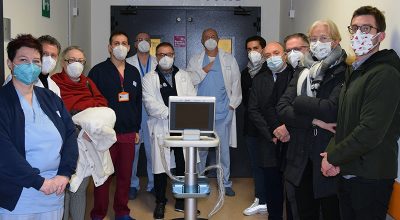 Priori e capitani delle Contrade, insieme ai fantini del Palio, donano un ecografo portatile all’Aou Senese