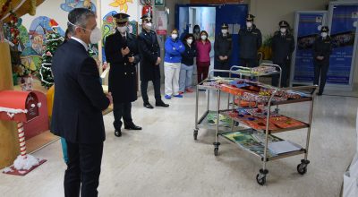 Doni e gadget della Guardia di Finanza ai piccoli pazienti del Dipartimento della Donna e dei Bambini dell’Aou Senese
