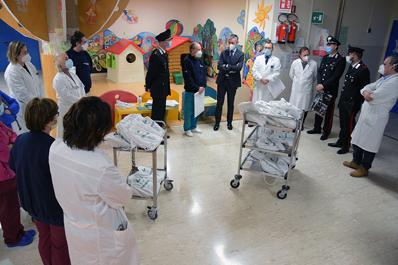 Il reparto Carabinieri Biodiversità di Siena porta doni ai bambini ricoverati all’Aou Senese