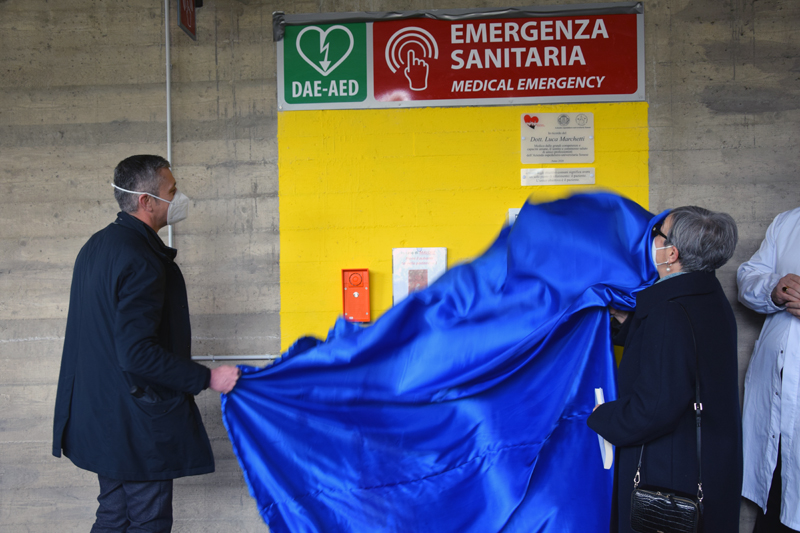 Potenziata l’emergenza intraospedaliera con l’attivazione di due postazioni nel tunnel di ingresso dell’ospedale con un sistema unico in Toscana. Defibrillatore automatico portatile acquistato da Siena Cuore in memoria del dottor Luca Marchetti