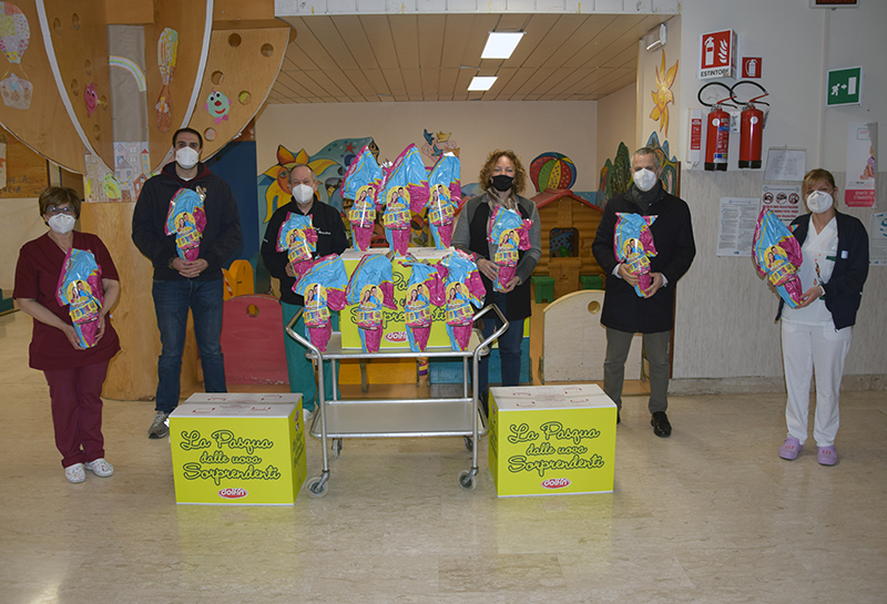 Il gruppo piccoli della Contrada della Torre porta le uova di Pasqua ai pazienti del Dipartimento della Donna e dei Bambini