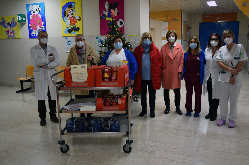 Natale, i volontari dell’AVO donano i pandorini ai piccoli pazienti ricoverati nel Dipartimento della Donna e dei Bambini