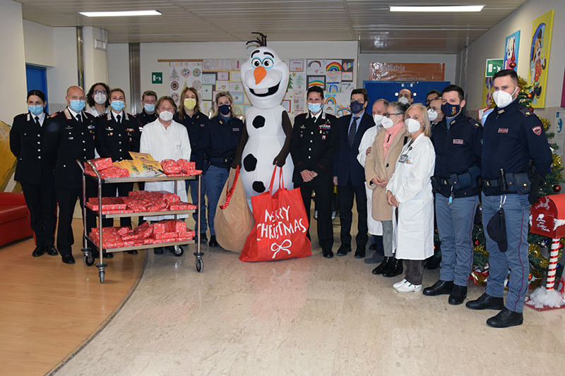 Arma dei Carabinieri e alla Polizia di Stato portano i doni di Natale ai piccoli pazienti ricoverati nel Dipartimento della Donna e dei Bambini