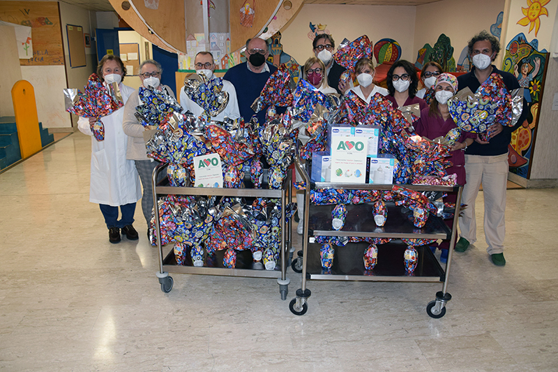 L’AVO dona 5 scaldabiberon e oltre 60 uova pasquali ai piccoli pazienti del Dipartimento della Donna e dei Bambini, ringraziamento da parte dell’Aou Senese