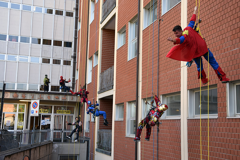 Supereroi e peluche per i bambini ricoverati: lodevole iniziativa di solidarietà di Round Table 41 Siena e SEA SuperEroiAcrobatici