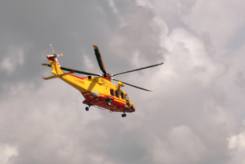 Elicottero Pegaso in riparazione sulla pista dell’Aou Senese: elisuperficie momentaneamente spostata alla caserma del 186° Reggimento Paracadutisti “Folgore” di Siena