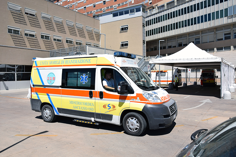 Ambulanza e tensostruttura Pronto Soccorso