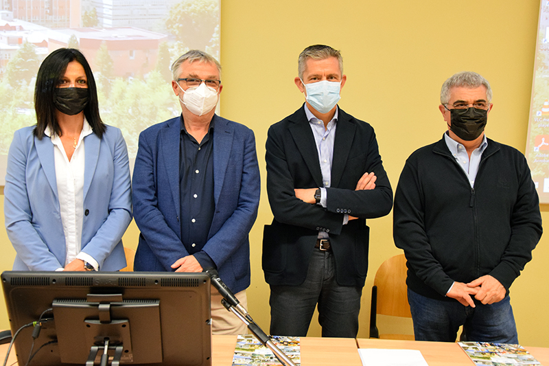 Intesa Aou Senese-volontariato. In foto: Patrizia Palumbo, coordinatrice delle Misericordie senesi, Simone Bezzini, assessore al Diritto alla Salute della Regione Toscana, Antonio Barretta, direttore generale Aou Senese, Andrea Nuti, coordinatore ANPAS zona Senese