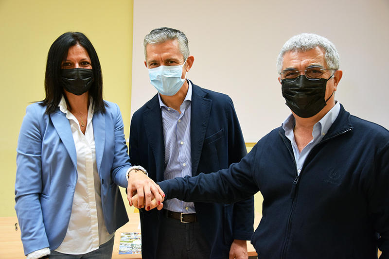 Intesa Aou Senese-volontariato. In foto: Patrizia Palumbo, coordinatrice delle Misericordie senesi, Antonio Barretta, direttore generale Aou Senese, Andrea Nuti, coordinatore ANPAS zona Senese