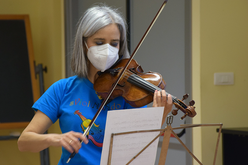 “Sviolinando”, il concerto di Natale con gli allievi di violino della scuola di Renata Lackò, chiude la stagione 2022 di Agorà Aou Senese