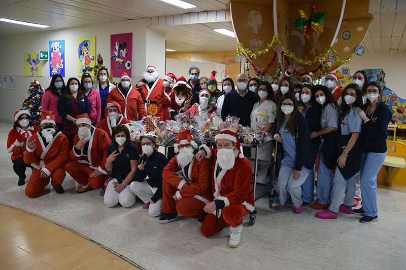 Banda Bassotti porta i regali di Natale ai bambini ricoverati nel Dipartimento della Donna e dei Bambini